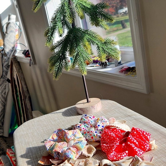 Scrunchy - Picture 3 of 3